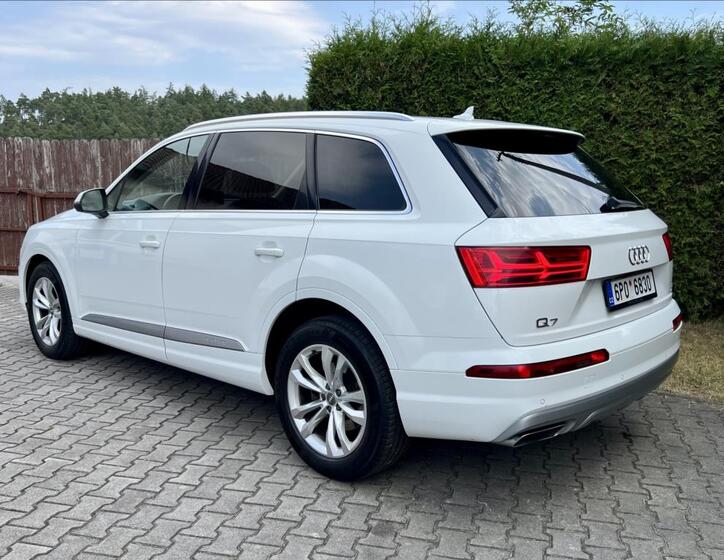 Audi Q7 4