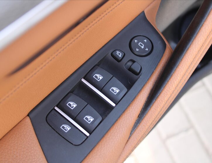 BMW Řada 5 Kombi 3,0 l 195 kw