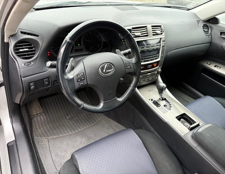 Lexus IS 7