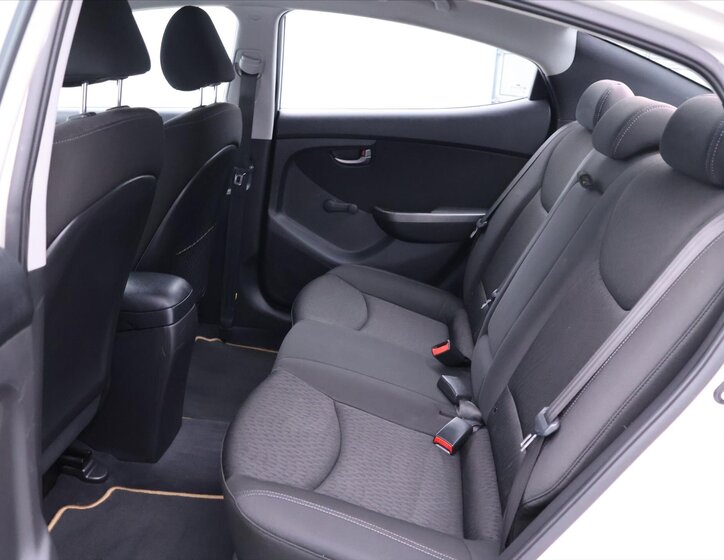 Hyundai Elantra 13