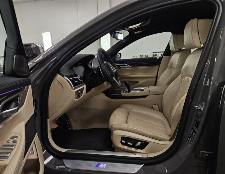 BMW Řada 7 Sedan 3,0 l 195 kw