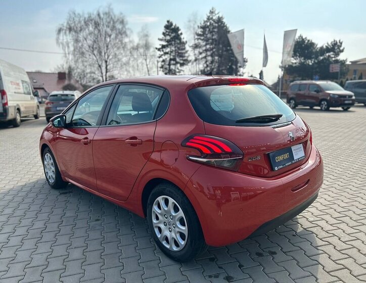 Peugeot 208 Hatchback 1,2 l 61 kw
