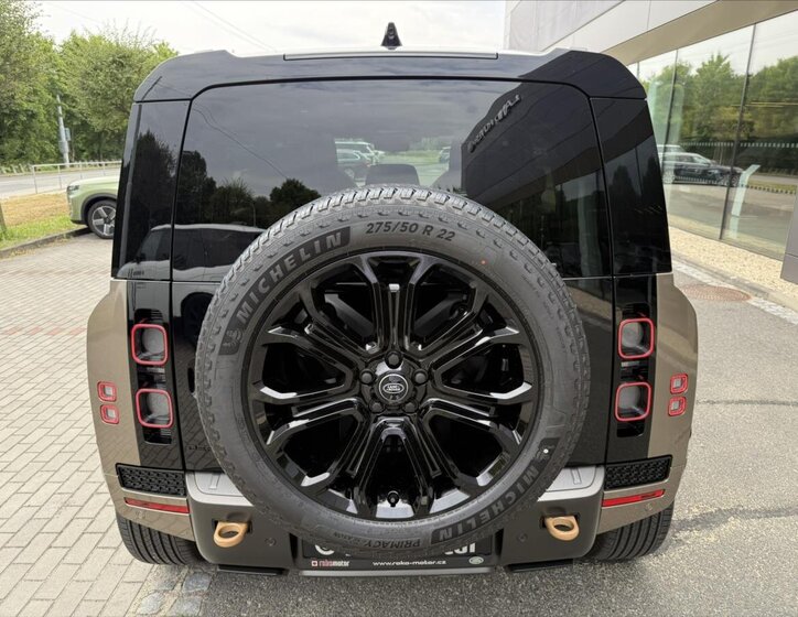 Land Rover Defender SUV 4,4 l 467 kw