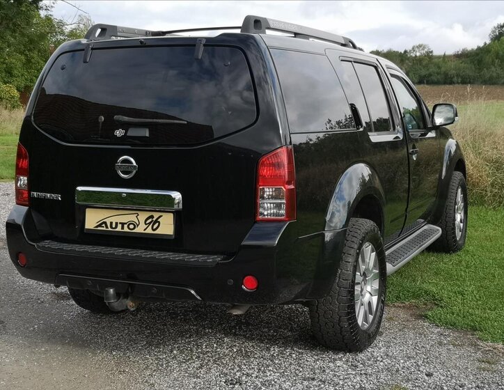 Nissan Pathfinder Kombi 2,5 l 140 kw