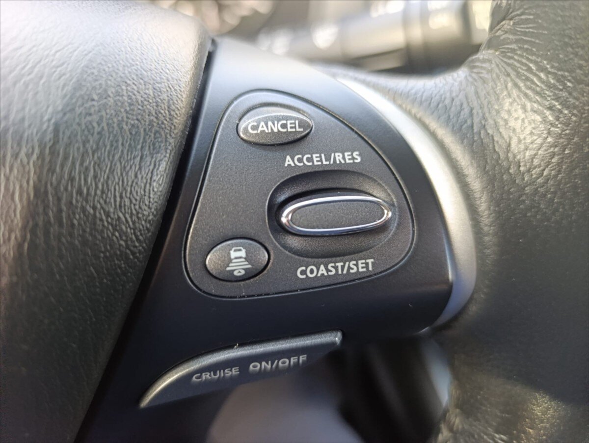 Nissan Pathfinder SUV 3,5 l 212 kw