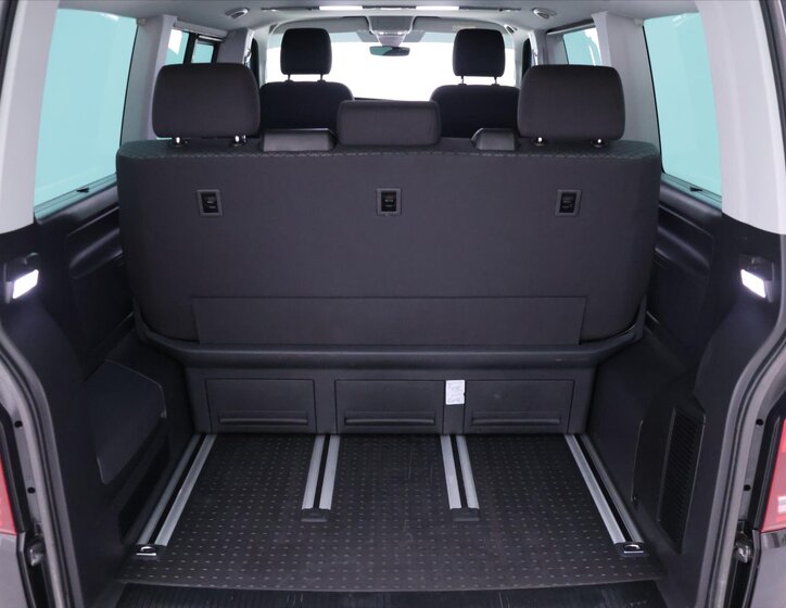 Volkswagen Multivan 10