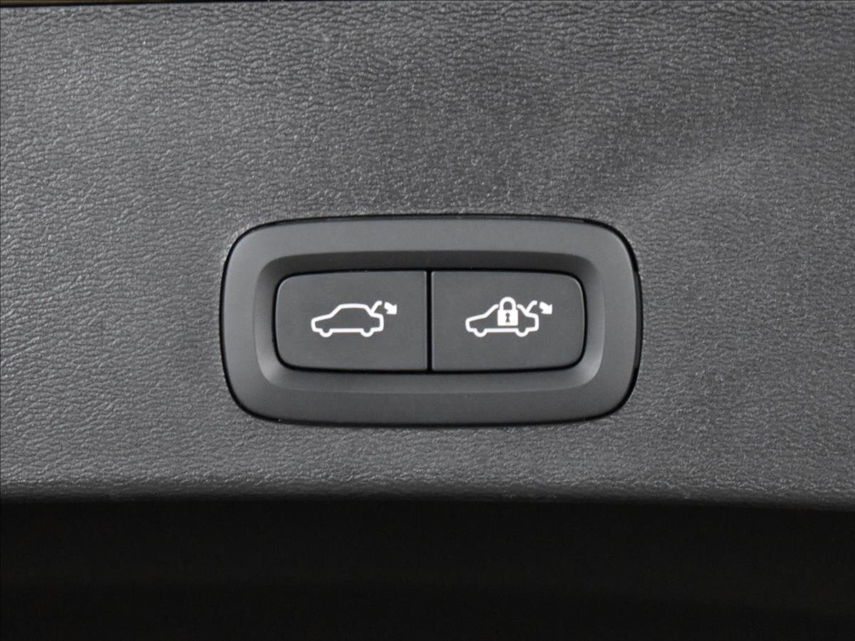 Volvo XC40 SUV / Terénní 2,0 l 145 kw