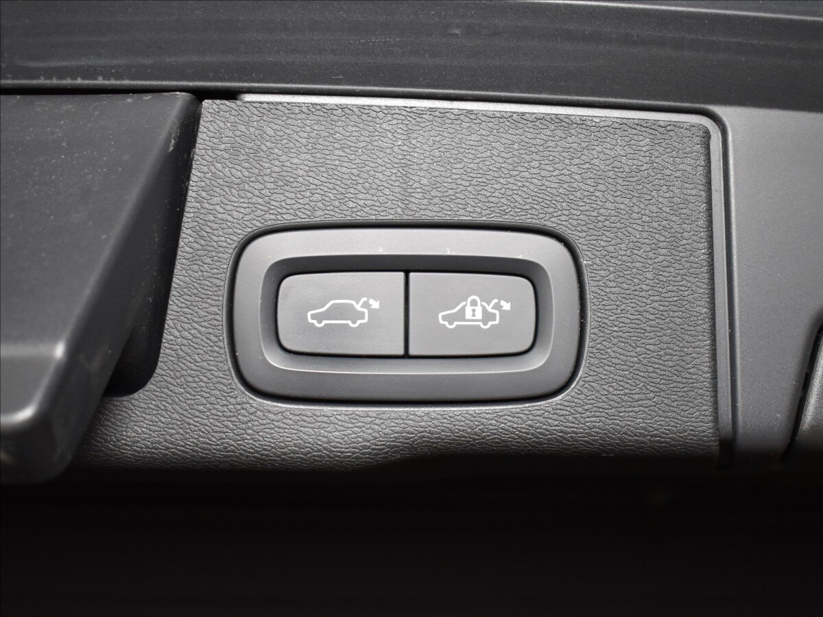 Volvo XC60 SUV / Terénní 2,0 l 145 kw