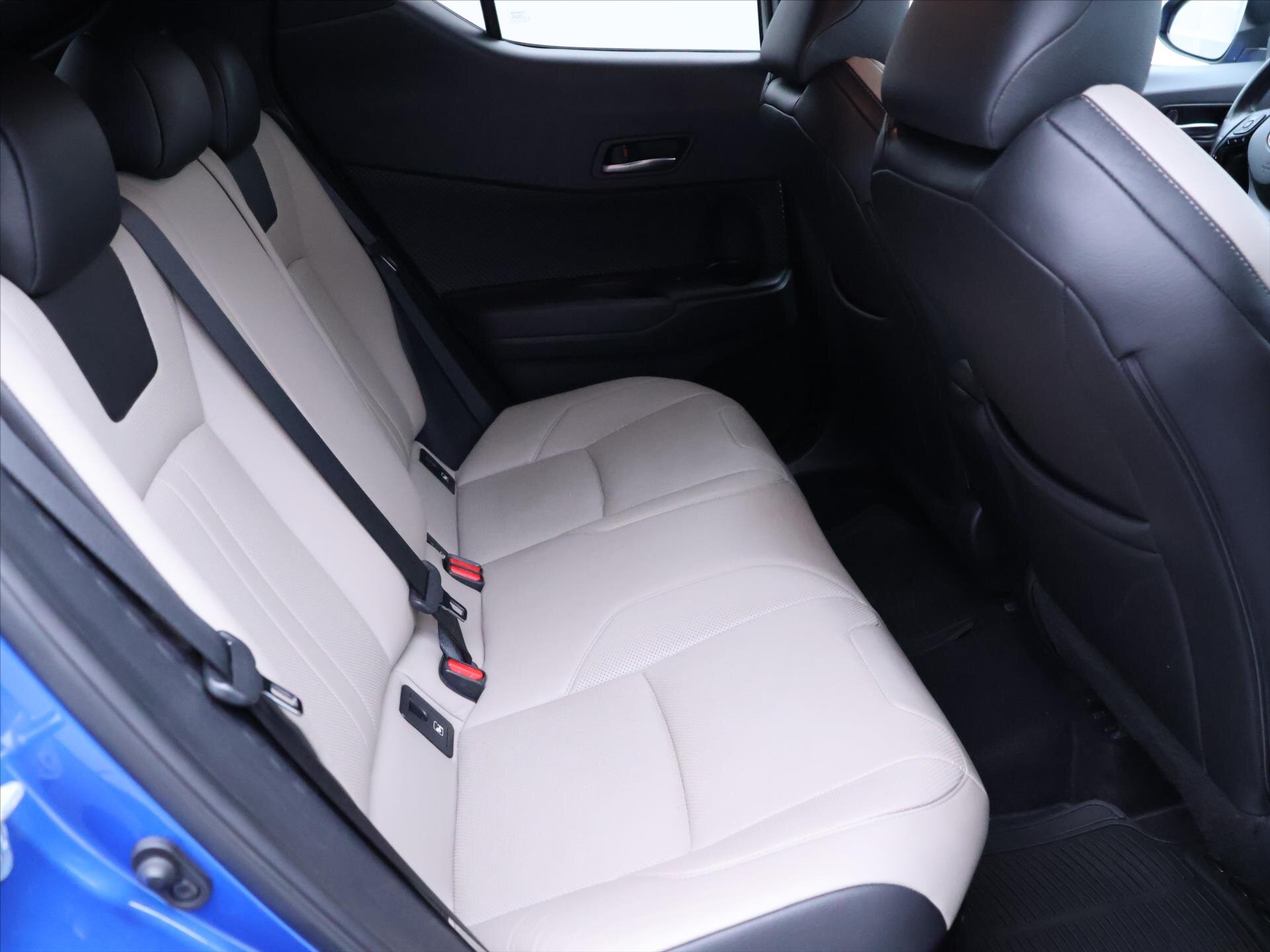 Toyota C-HR SUV 1,8 l 72 kw