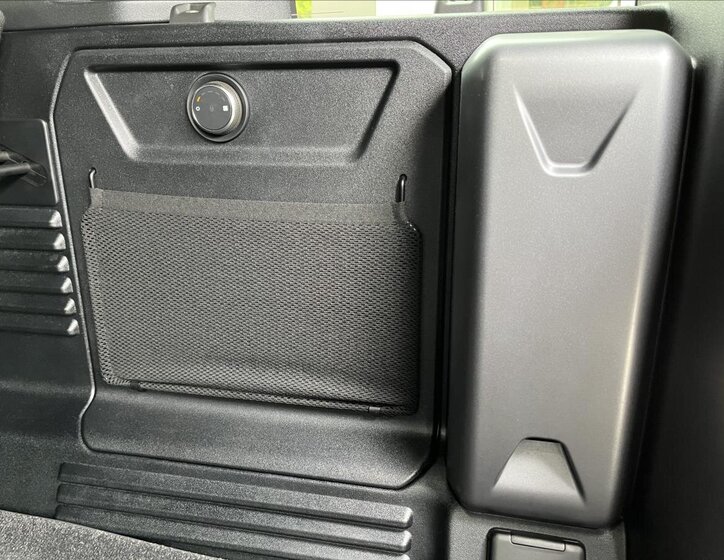 Land Rover Defender SUV 4,4 l 467 kw