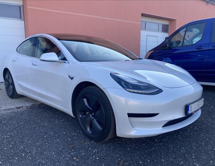Tesla Model 3 Sedan 0,0 208 kw