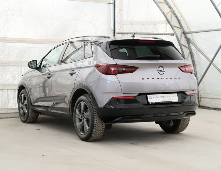 Opel Grandland SUV 1,2 l 96 kw