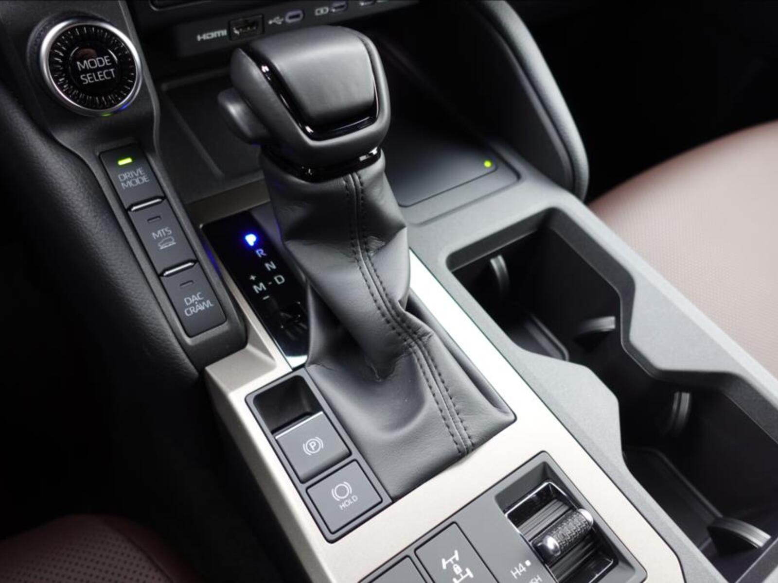 Toyota Land Cruiser 26