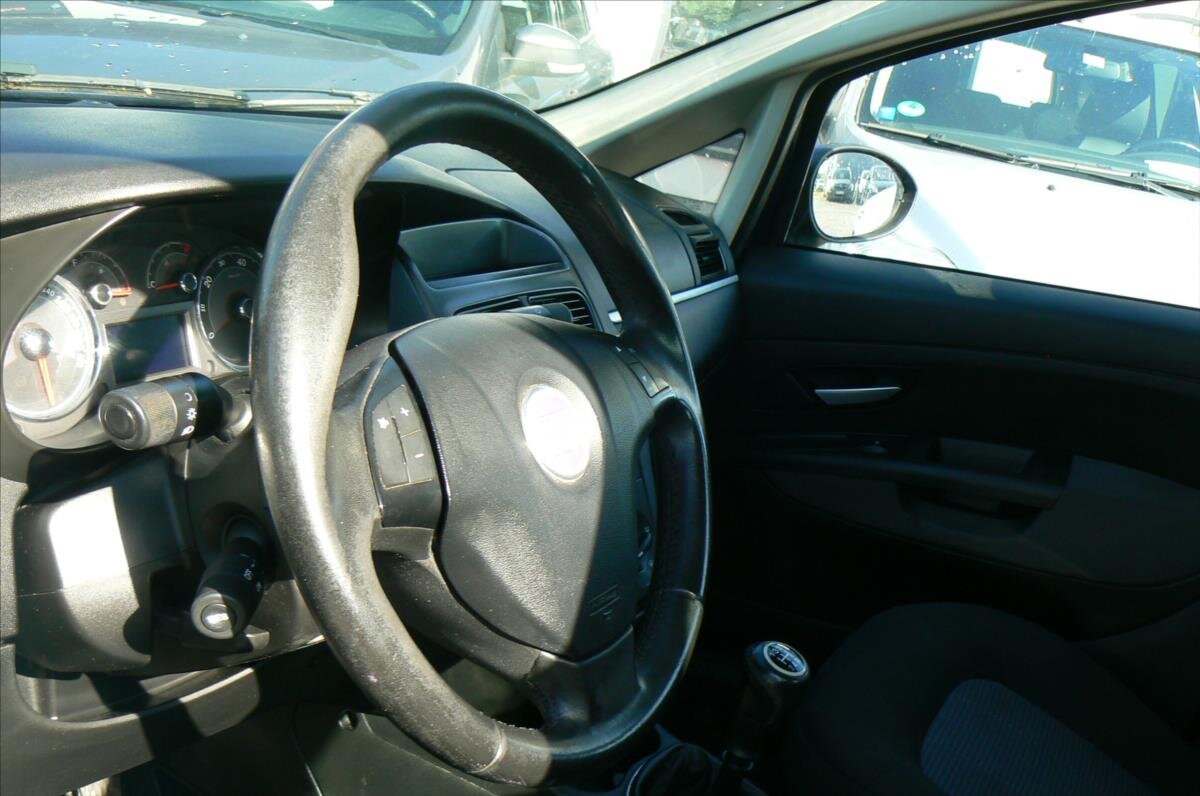 Fiat Linea Sedan 1,4 l 88 kw