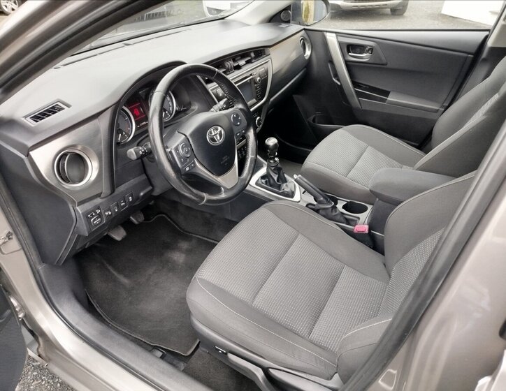 Toyota Auris Kombi 2,0 l 91 kw