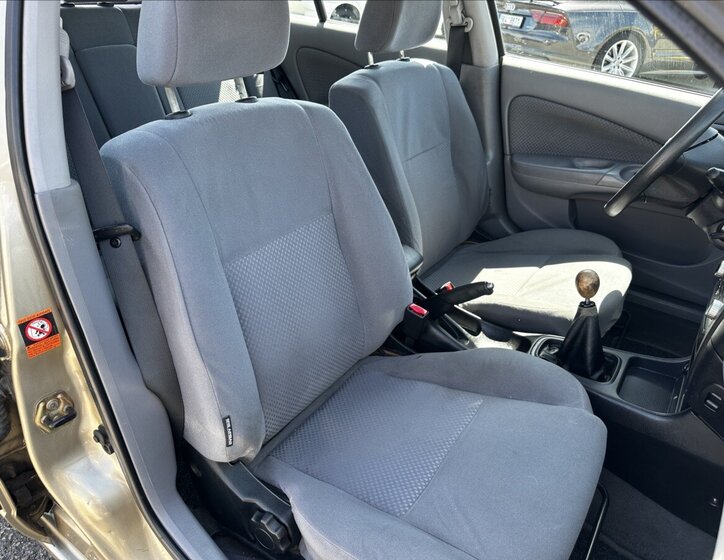 Nissan Almera Hatchback 1,5 l 72 kw