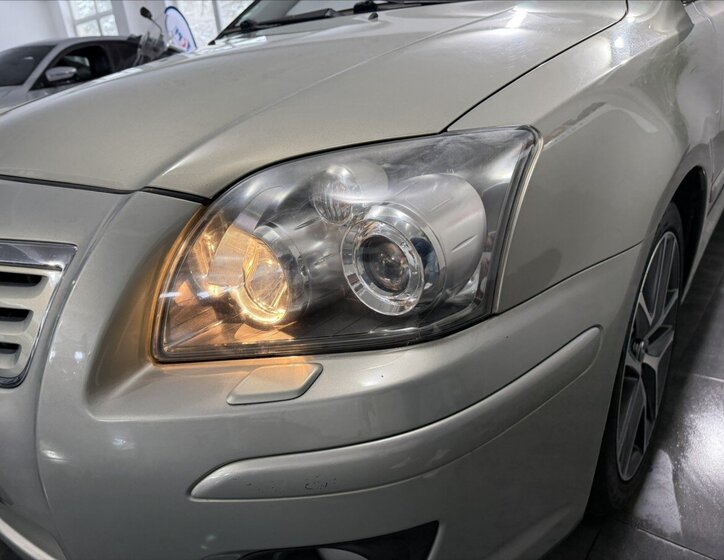 Toyota Avensis Liftback 1,8 l 95 kw