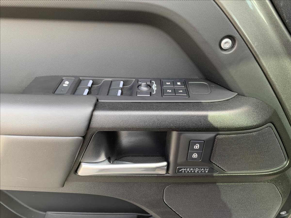 Land Rover Defender SUV 3,0 l 221 kw