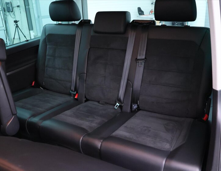 Volkswagen Multivan 14