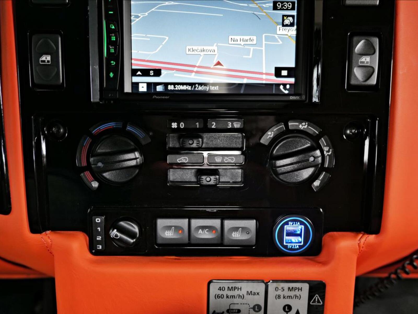 Land Rover Defender 21