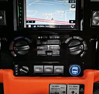 Land Rover Defender 21