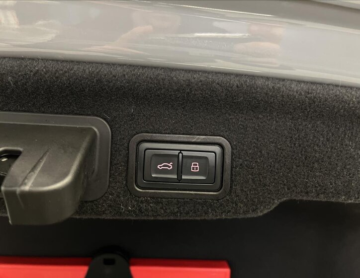 Audi S8 Sedan / Limuzína 4,0 l 445 kw