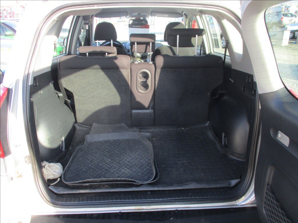 Toyota RAV4 SUV / Terénní 2,2 l 100 kw