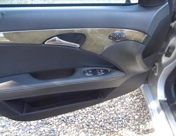 Mercedes-Benz 211 10