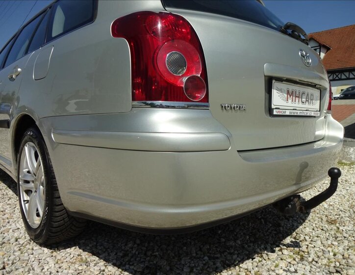 Toyota Avensis Kombi 2,0 l 93 kw