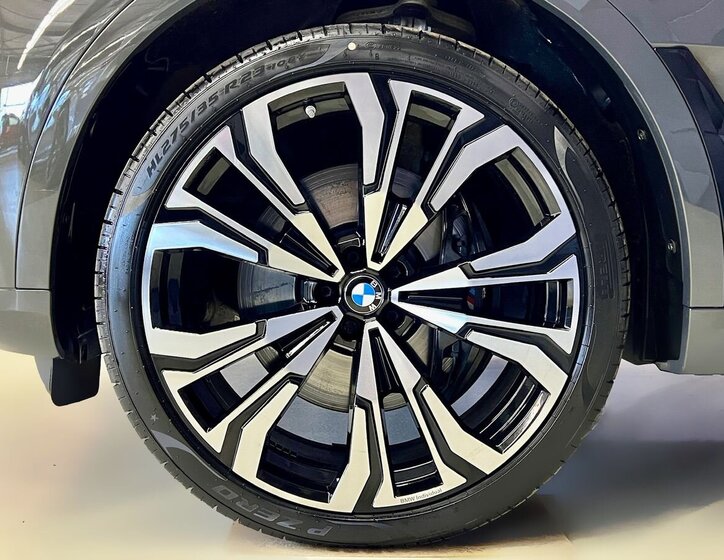 BMW X7 SUV / Terénní 4,4 l 390 kw