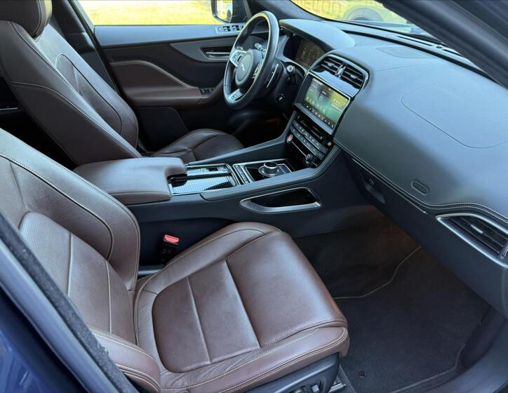 Jaguar F-Pace 18