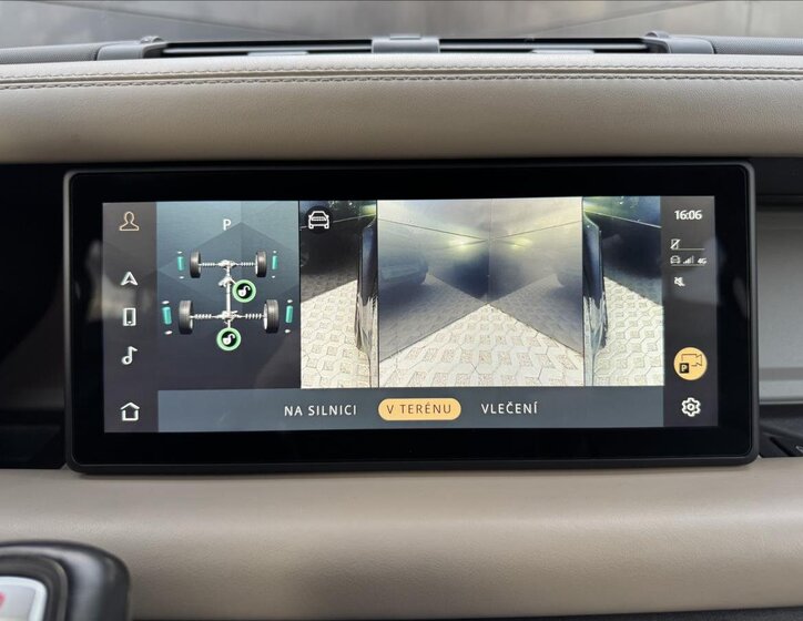 Land Rover Defender 22