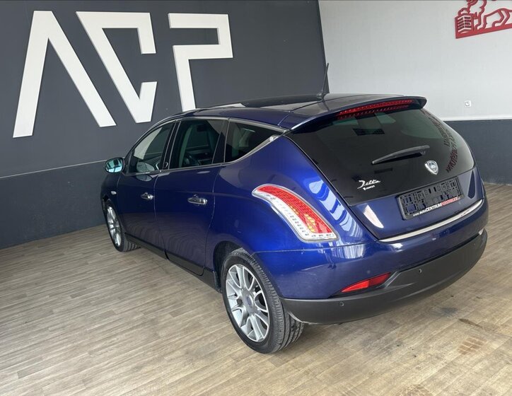 Lancia Delta Hatchback 1,6 l 88 kw