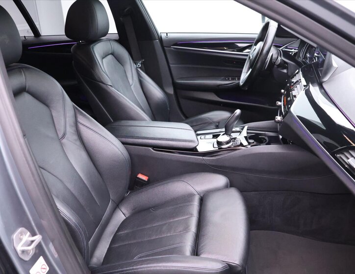 BMW Řada 5 Kombi 3,0 l 195 kw