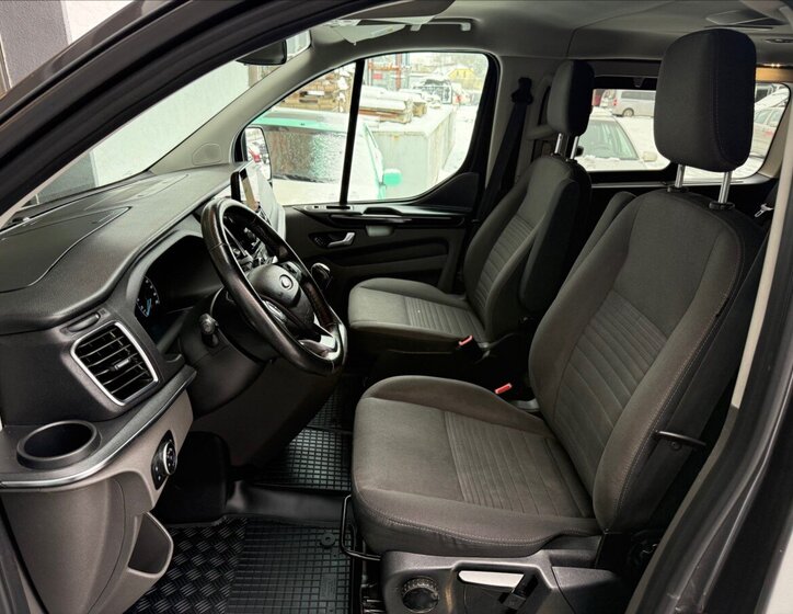 Ford Tourneo Custom 11