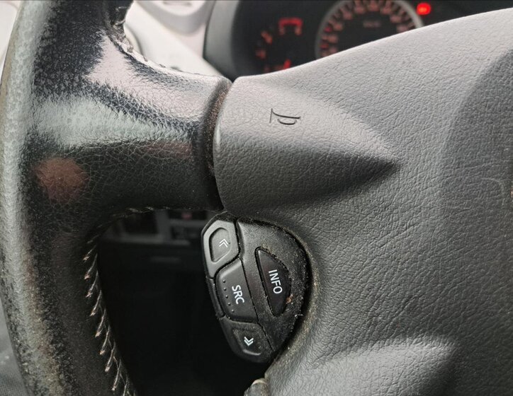 Nissan Almera Tino 32