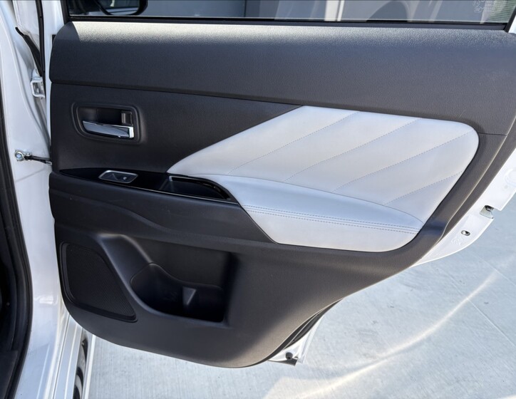 Mitsubishi Outlander 24