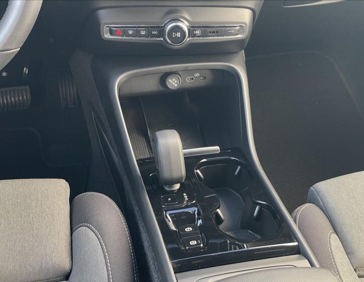 Volvo XC40 SUV / Terénní 2,0 l 145 kw