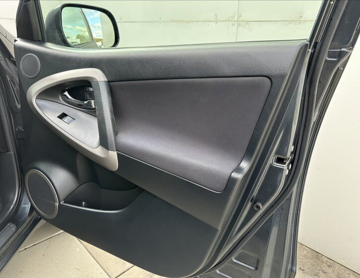 Toyota RAV4 SUV 2,2 l 100 kw