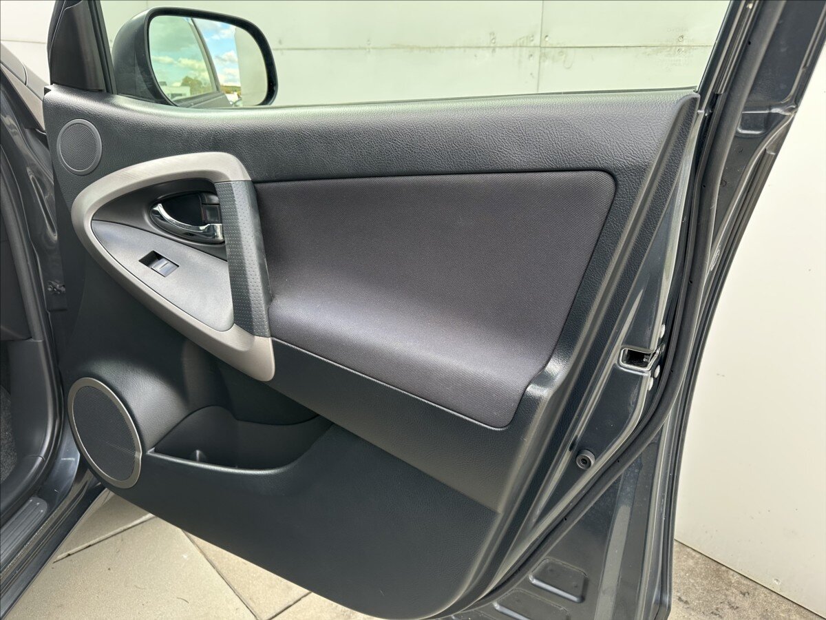 Toyota RAV4 SUV 2,2 l 100 kw