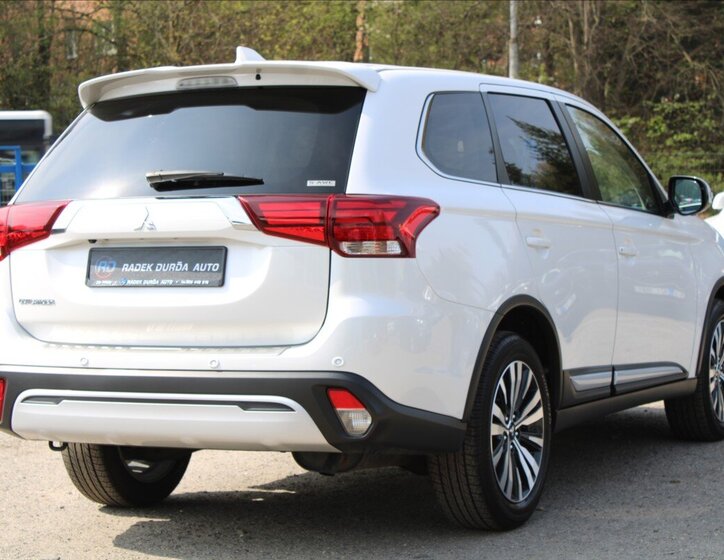 Mitsubishi Outlander SUV / Terénní 2,0 l 110 kw