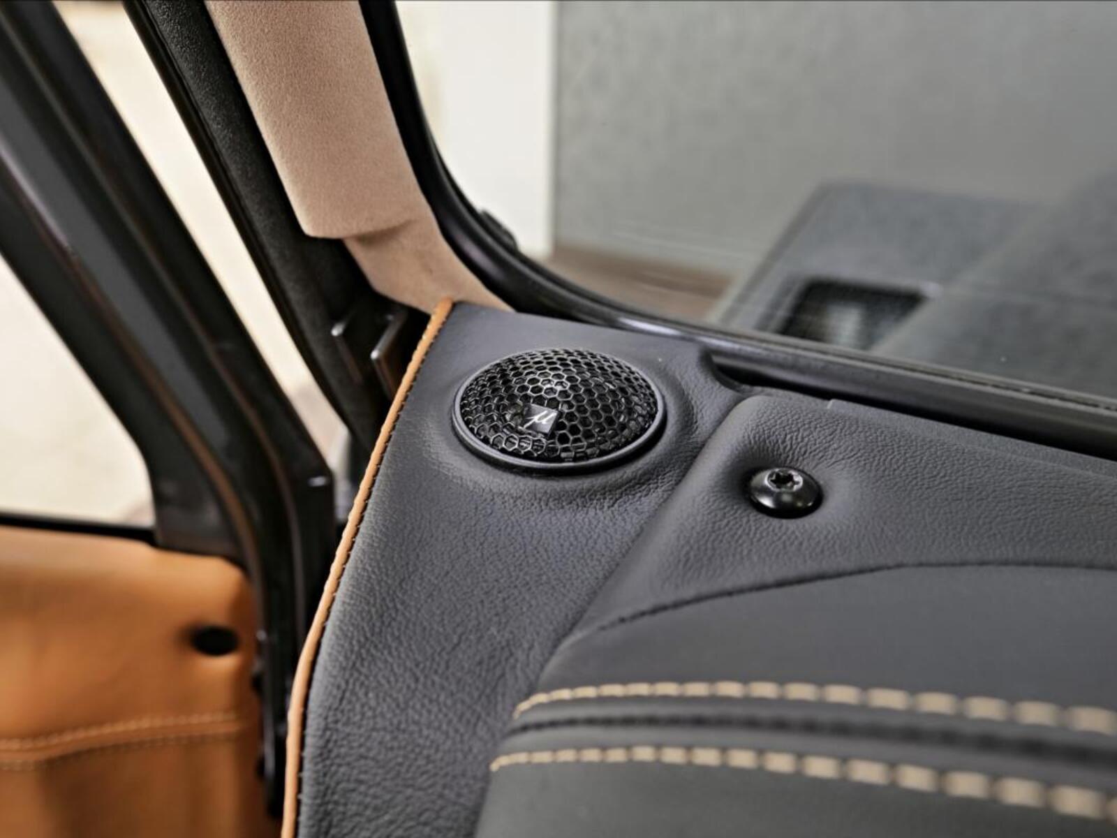 Land Rover Defender 23