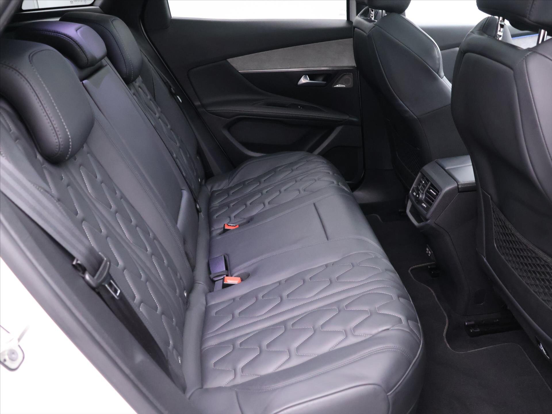 Peugeot 3008 SUV 1,6 l 133 kw