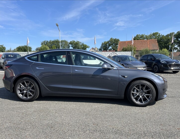 Tesla Model 3 4