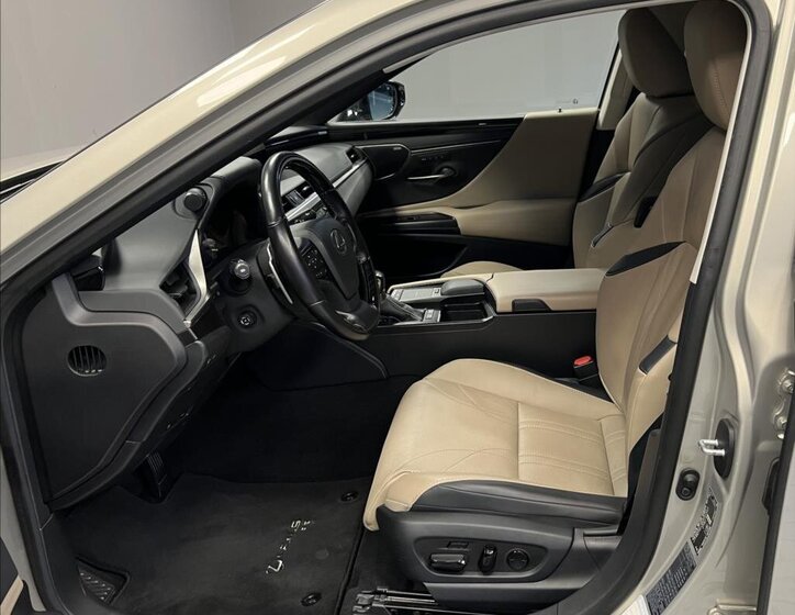 Lexus ES 300h Sedan 2,5 l 160 kw