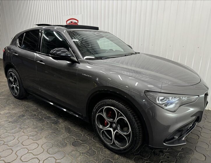 Alfa Romeo Stelvio 12
