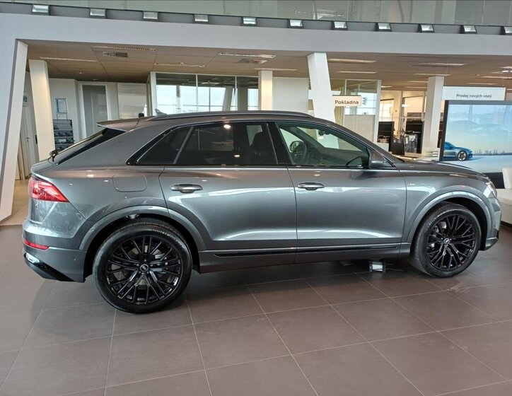 Audi Q8 4