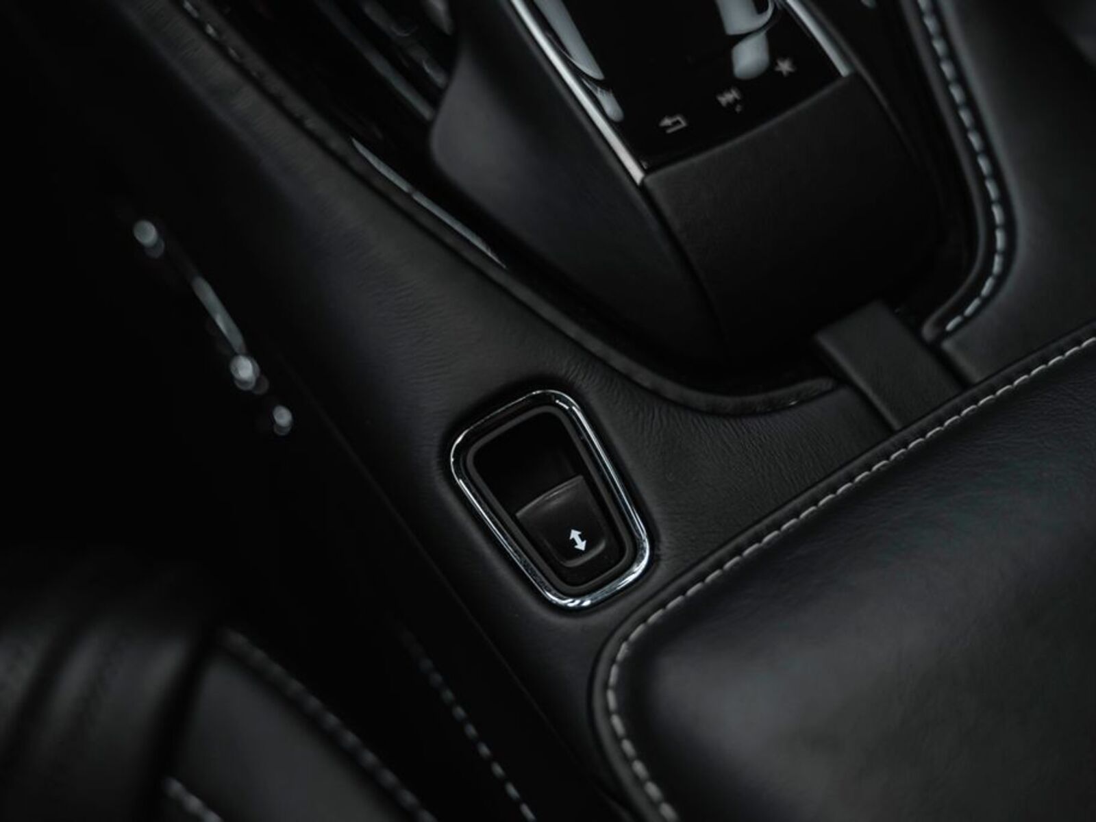 Aston Martin DB11 15