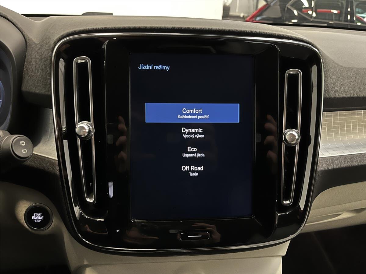 Volvo XC40 SUV / Terénní 1,5 l 120 kw