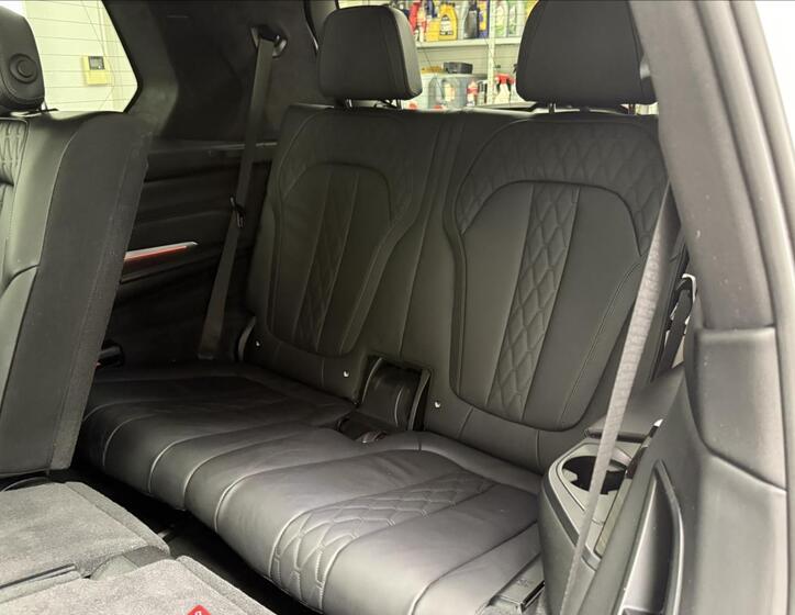 BMW X7 11